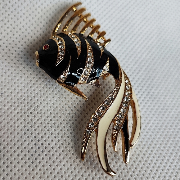 Enamel Angel Fantailed Fish Gold Tone Vintage Enamel Red Crystal Eyes Brooch - Picture 6 of 6